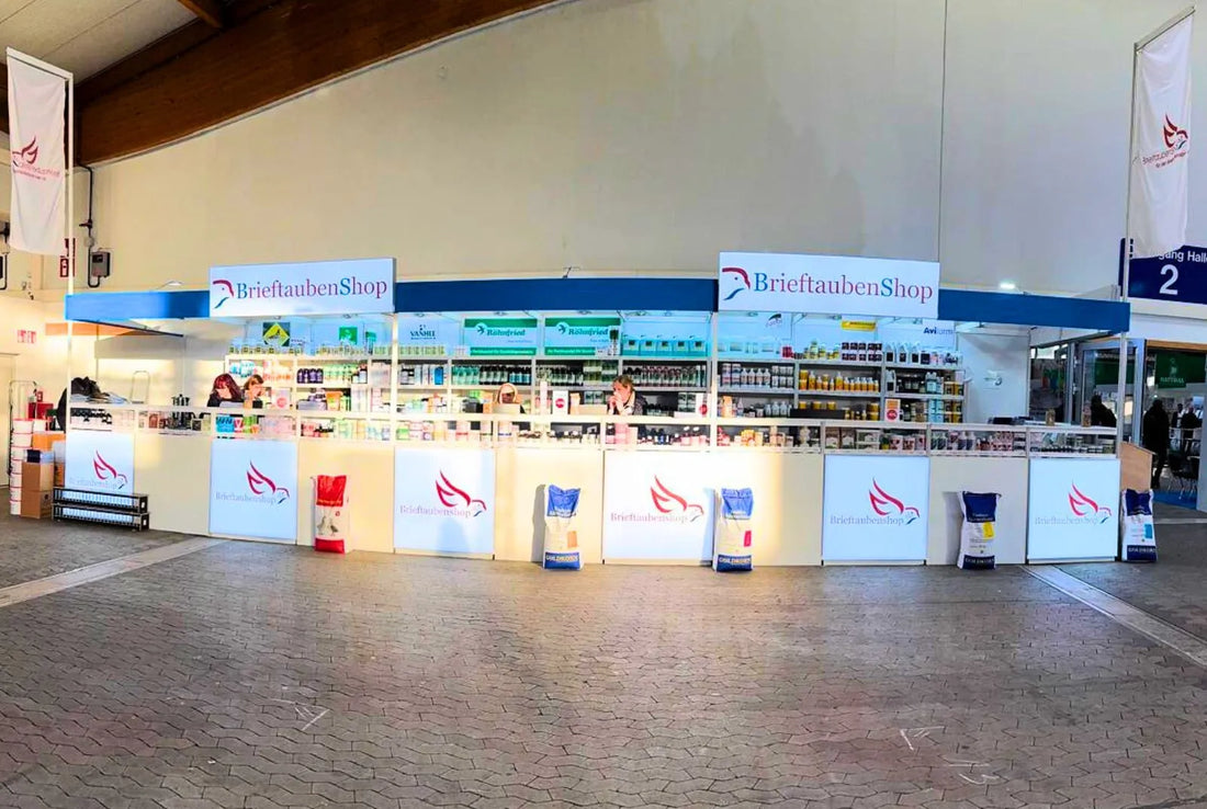 Messestand des BrieftaubenShops in Halle 2 beim Internationalen TaubenMarkt Kassel
